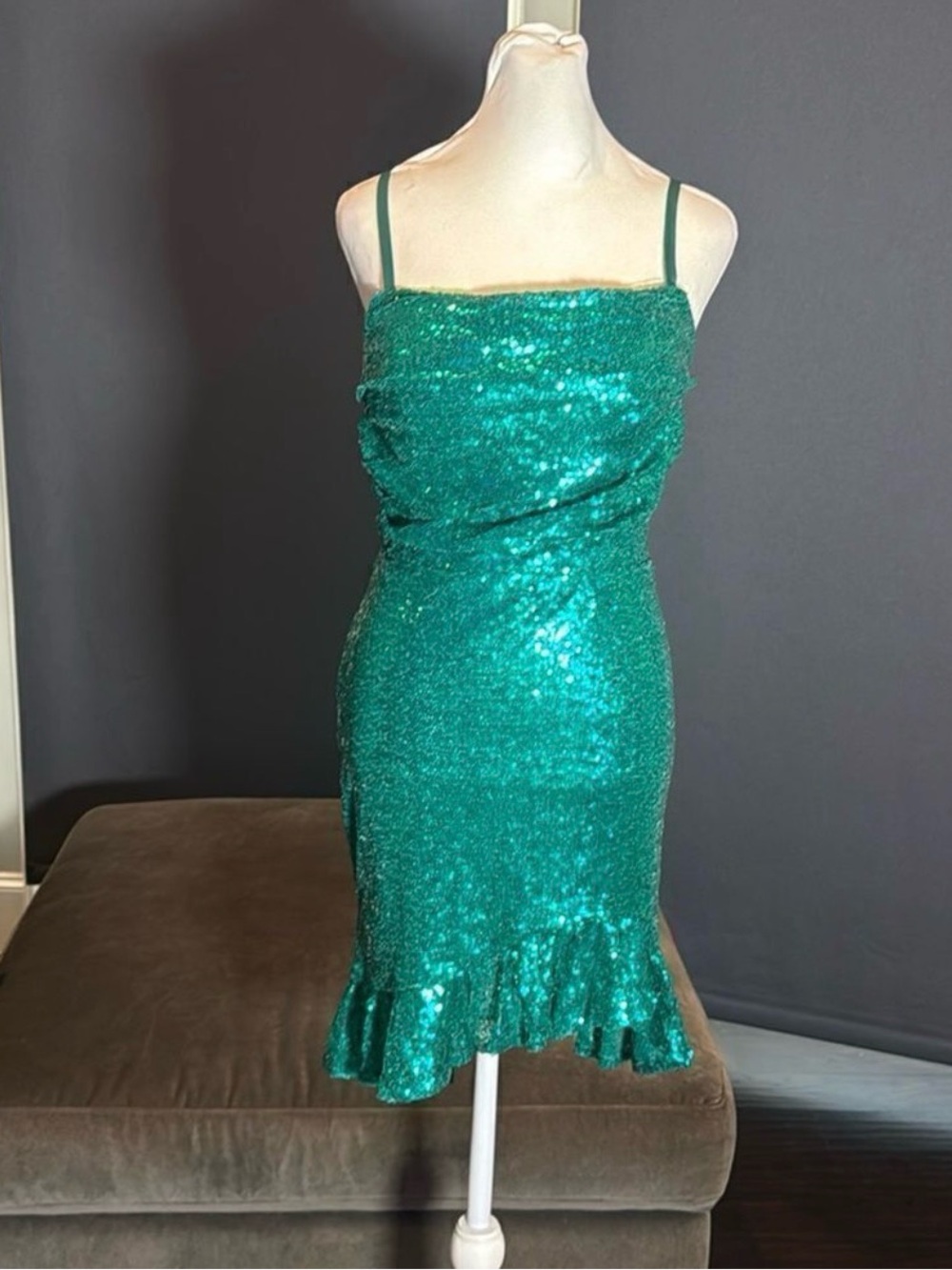 Women’s Green Fully Sequined Short Party Dress Ruffle Hem Corset Back Size 8 NEW